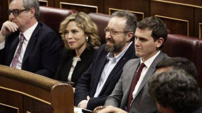 Marta Martín, sentada junto a Juan Carlos Girauta, en los tiempos en los que Ciudadanos tenía una nutrida representación en el Congreso