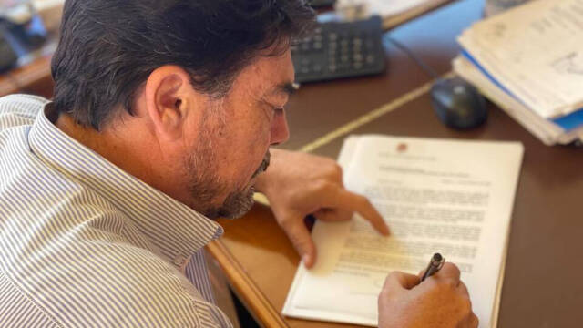 el alcalde de Alicante, Luis Barcala, ha aprobado por decreto un paquete de ayudas apra el comercio y hostelería