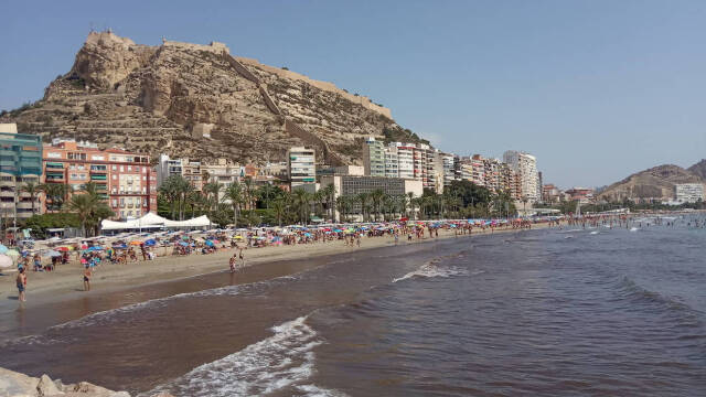La playa urbana de Alicante se convierte en la primera playa inteligente que proporciona información accesible a tiempo real / FOTO: O. Avellán