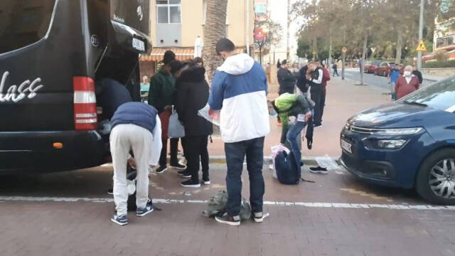 Un grupo de 17 inmigrantes son trasladados desde la comisaría de la zona norte a hoteles de la provincia de Alicante