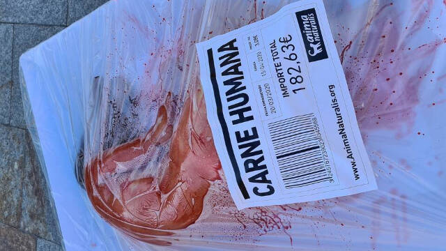Una persona desnuda dentro de una bolsa simulando ser 'carne humana envasada' / FOTO: AnimaNaturalis