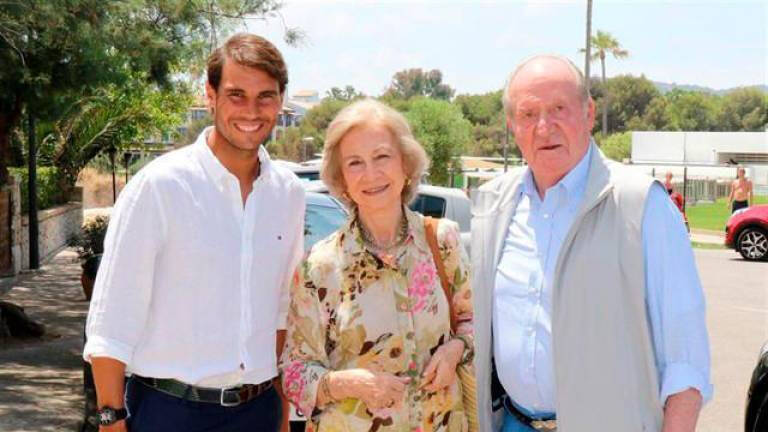 Rafael Nadal, con los Reyes eméritos visitando su academia de tenis en Mallorca