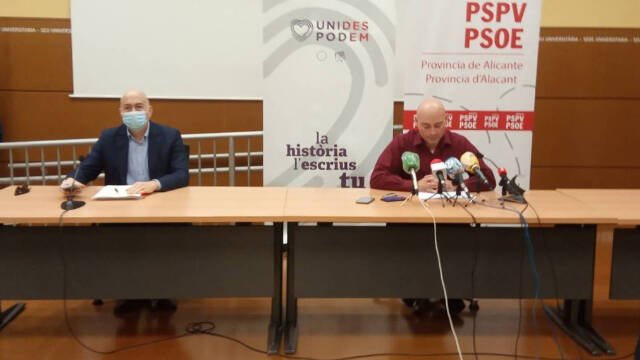 Los diputados alicantinos Alejandro Soler (PSOE) y Txema Guijarro (Unidas Podemos) durante la presentción de los PGE en Alicante / FOTO: O. Avellán