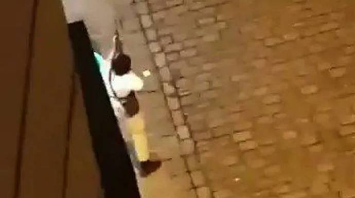 Fotograma del vídeo donde uno de los terroristas dispara su arma.