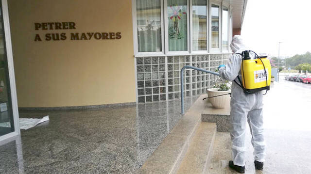 Imagen de archivo de la desinfección de la UME en el mes de junio / FOTO: diario el Carrer
