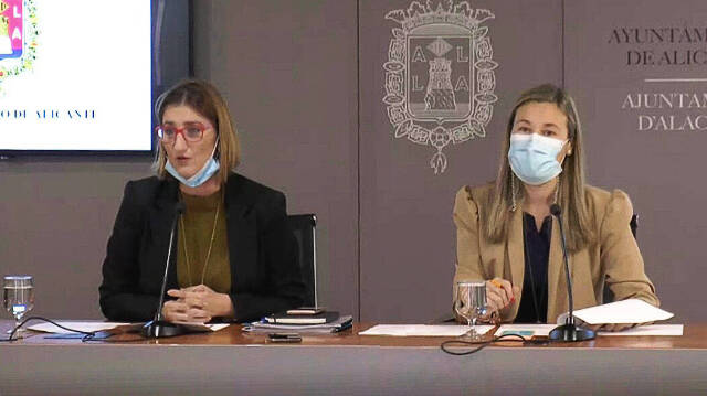 Mª Carmen de España y Lidia López han anunciado esta medida de respaldo a los sectores del comercio y hostelería alicantinos / FOTO: O. Avellán