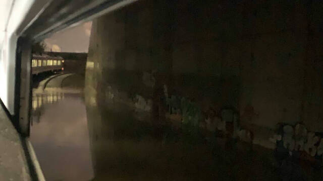 La línea C-3 bloqueada en un túnel inundado. @matuvlogs