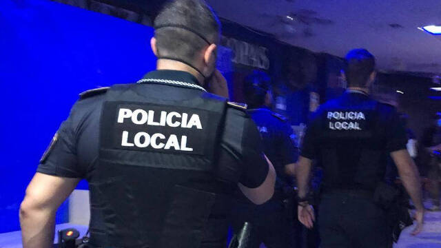 La Policía Local de Alicante organiza dispositivos de vigilancia para hacer frente a las infraccones de la normativa Covid con inspecciones y controles / FOTO: de archivo