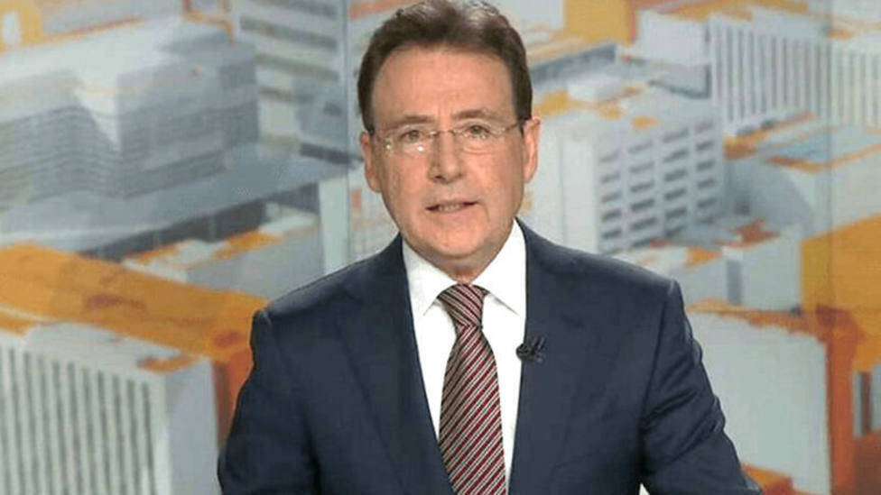 Matías Prats presentando los informativos de fin de semana en Antena 3
