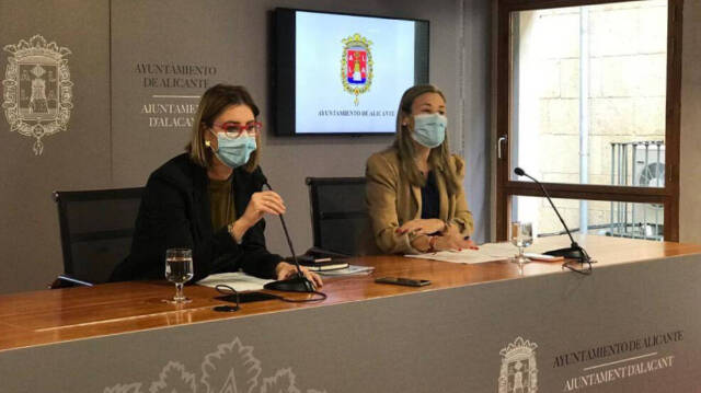 Las concejalas Mª Carmen de España y Lidia López el día de la presentación de estas ayudas