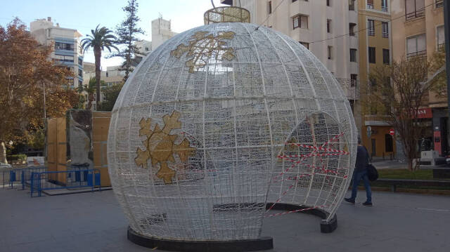 Bola gigante transitable instalada en la Plaza de la Montañeta de Alicante / FOTO: O. Avellán