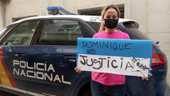Cristina SÃ¡nchez, amiga de la madre de acogida de Dominique, en las puertas de la Audiencia Provincial de Alicante / FOTO: O. AvellÃ¡n