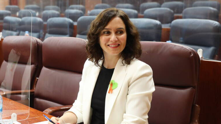 Isabel Díaz Ayuso antes de iniciar la sesión en la Asamblea