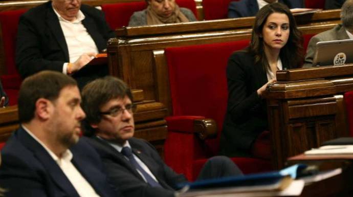 Arrimadas observa a Junqueras y Puigdemont, en la legislatura del procés.