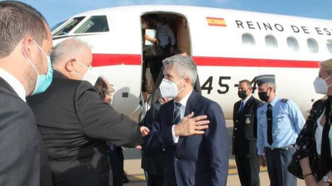 Grande-Marlaska saluda al ministro del Interior marroquí a su llegada a Rabat.