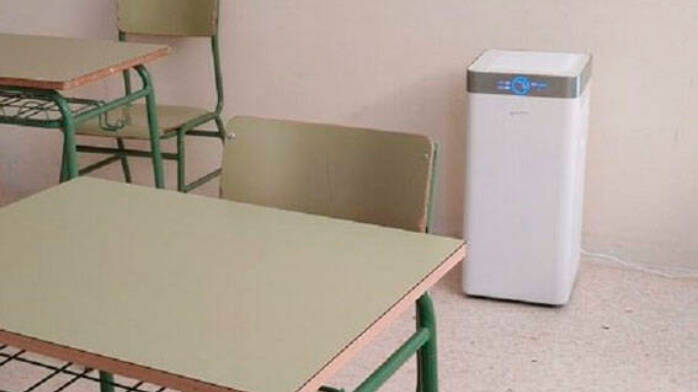 Purificador de aire en un aula