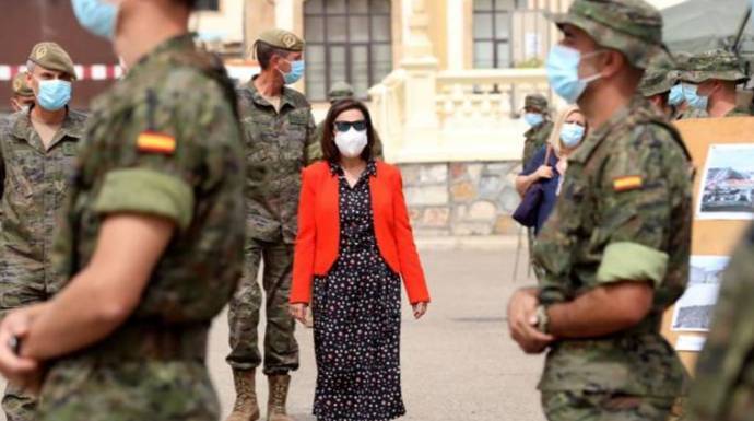 La ministra de Defensa, Margarita Robles, en una visita a un acuartelamiento de las FAS.