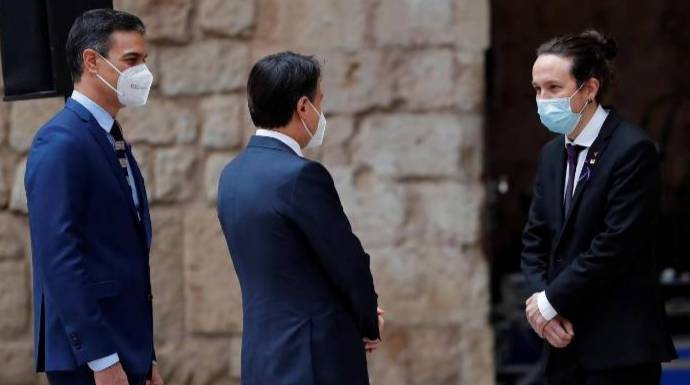 Iglesias, este miércoles, saluda al primer ministro de Italia en presencia de Sánchez.