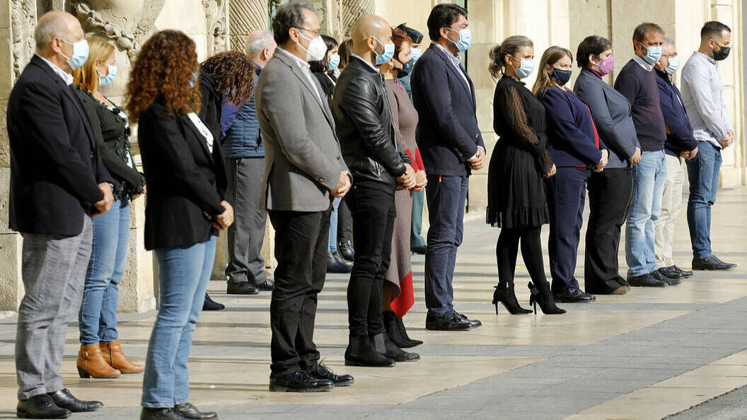 La corporación municipal de Alicante durante el minuto de silencio en memoria de las víctimas / FOTO: Ernesto Caparrós