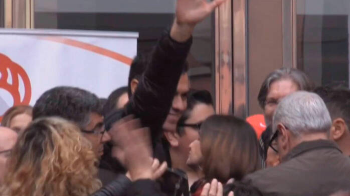 Pedro Sánchez levanta el brazo y, a su derecha, el que fuera delegado del Gobierno en la Comunidad Valenciana, Juan Carlos Fulgencio, huele la victoria socialista que se va tejiendo
