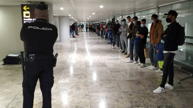 Los 74 inmigrantes a su llegada al Aeropuerto de Alicante-Elche este sábado