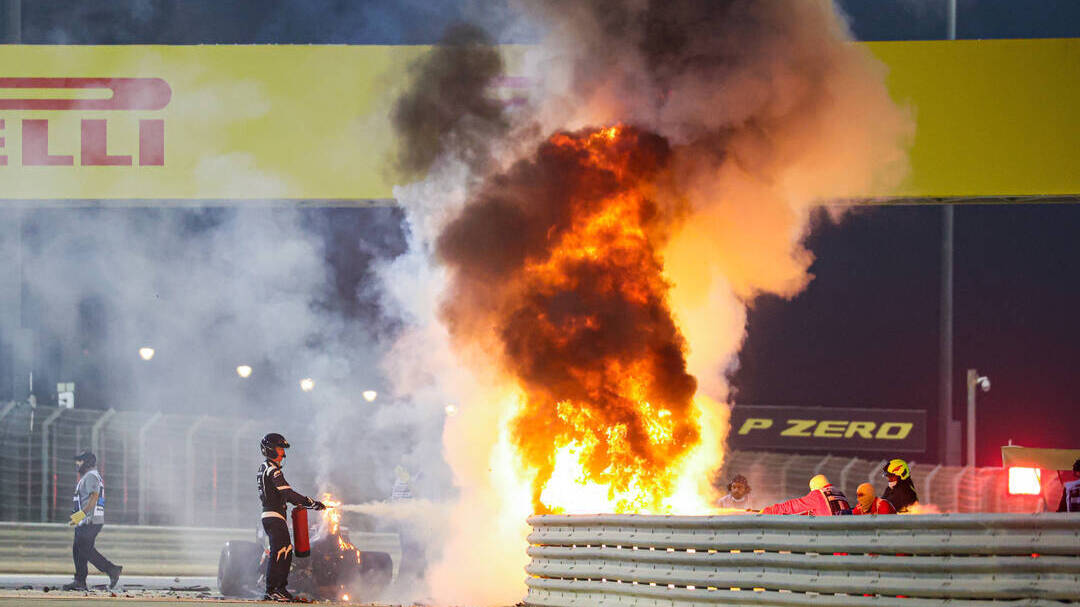 Bomberos apagando el incendio que se produjo tras el choque del coche de Grosjean. 