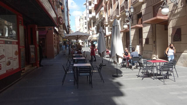 Zona de terrazas de la céntrica calle Castaños de Alicante / FOTO: O. Avellán