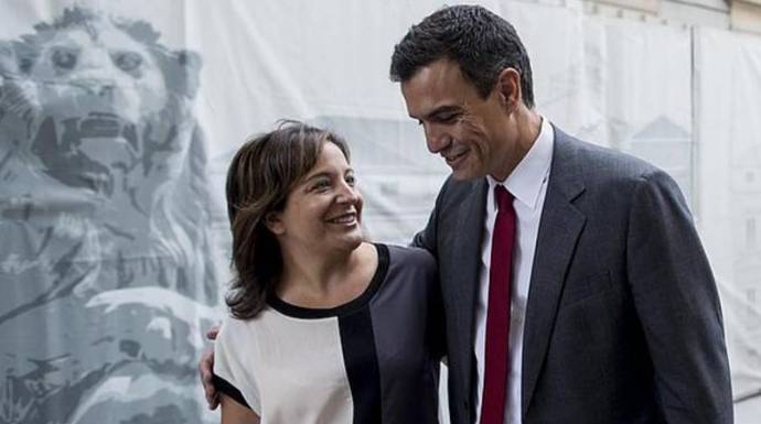La jefa de los eurodiputados socialistas, Iratxe García, recibe a Sánchez en una visita a Bruselas.