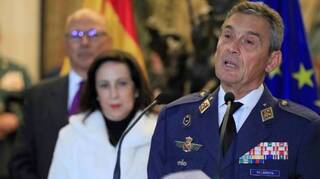 Robles denuncia el chat militar para cortocircuitar la ofensiva de Podemos contra el Ejército