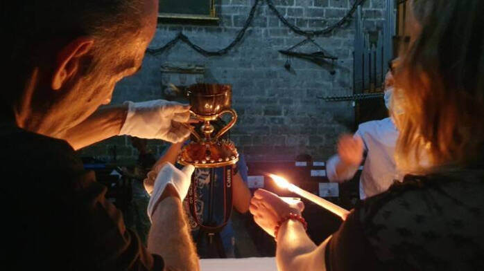  RMC Découverte puede desvelar uno de los mayores secretos del Santo Cáliz: la luz tomada por velas, que refleja la esencia de la copa, hasta ahora no expuesto en televisión.