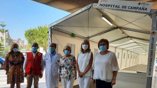 Las conselleras Barceló y Bravo. tercera y cuarta, en el hospital de campaña de Alicante / FOTO: ESdiario Alicante