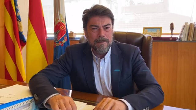 el alcalde de Alicante, Luis Barcala, reclama que se le informe sobre el traslado de inmigrantes a la ciudad