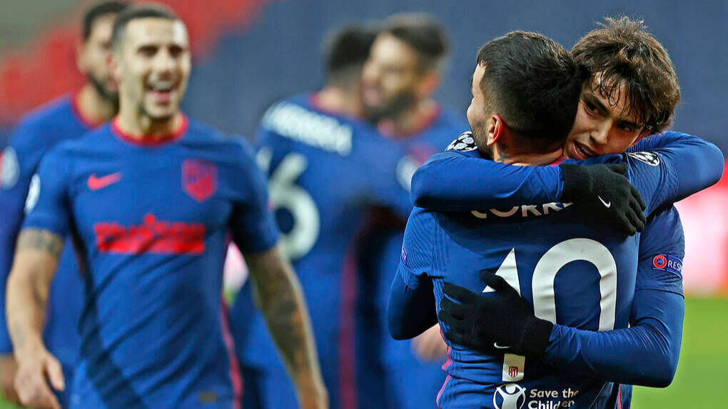 Correa y Joao Félix celebran el segundo gol del miércoles en Salzburgo. 