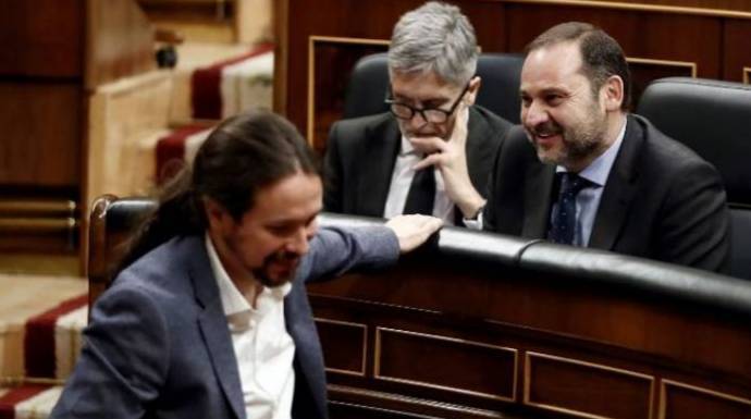 Pablo Iglesias pasa por delante de Marlaska en el banco azul del Gobierno.