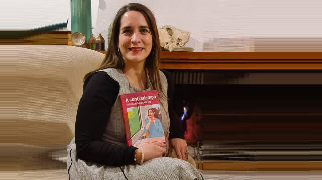 Mónica Nombela con su novela 'A contratiempo'