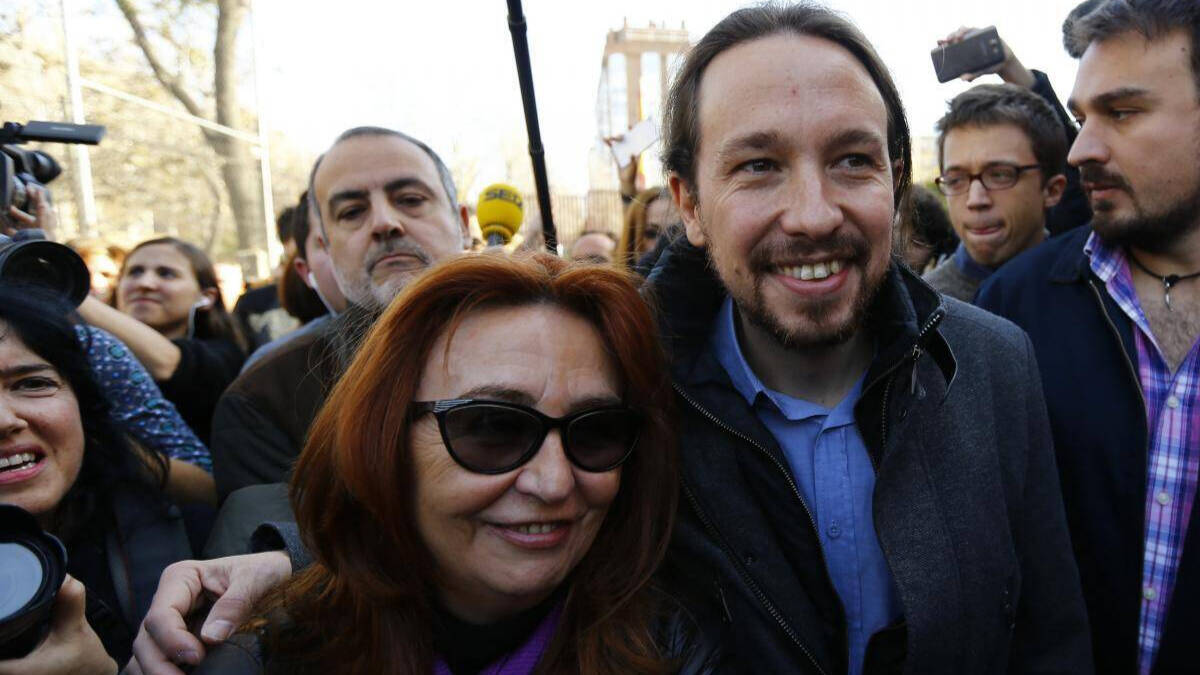 Pablo Iglesias con su madre en una manifestación del Día de la Mujer.