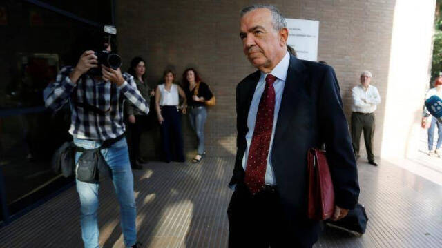 El ex director general de la CAM, Roberto López Abad, en una de las sesiones del juicio en Alicante / FOTO: EFE/Manuel Lorenzo/Archivo