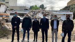 Ximo Puig responde al Colegio de Arquitectos posando ante las ruinas de Agrónomos