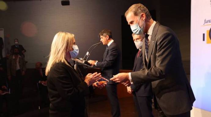 Felipe VI entrega un premio a Mari Mar Blanco, hermana del concejal del PP asesinado por ETA.