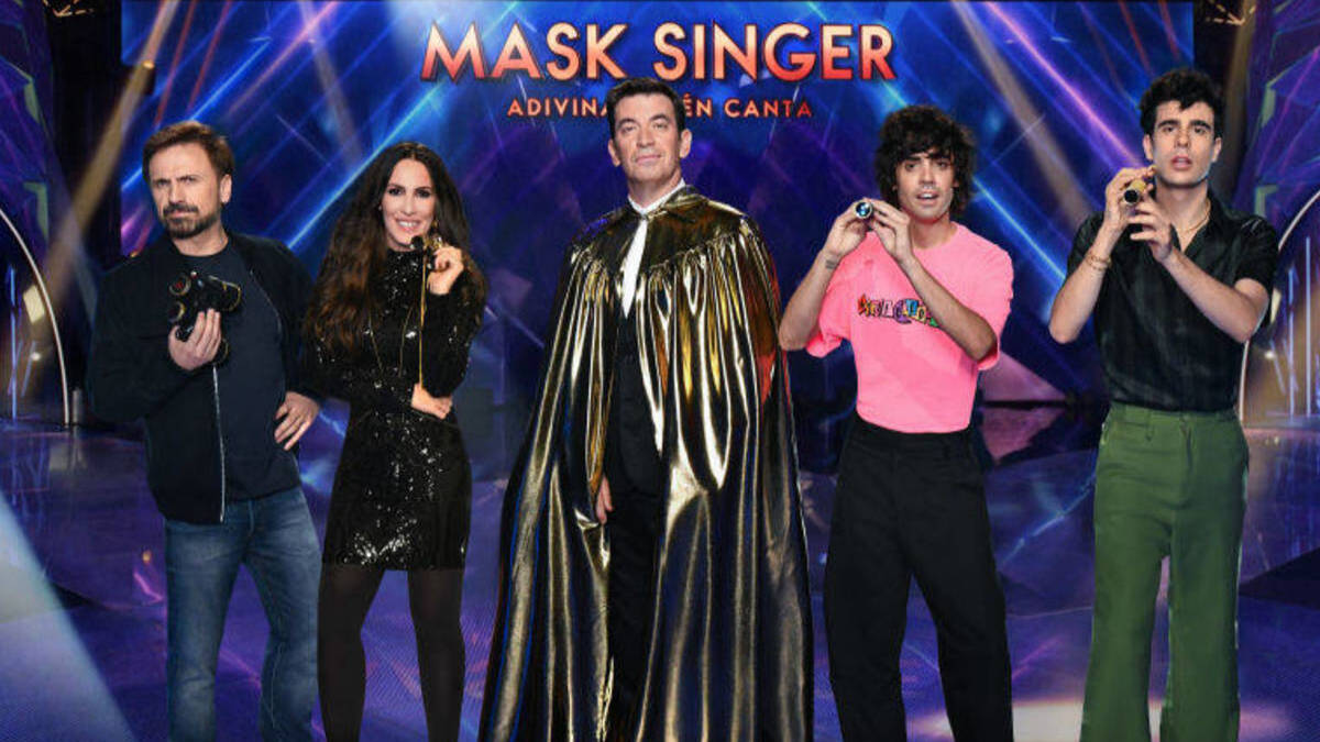Los innvetigadores de Mask Singer, junto a Arturo Valls