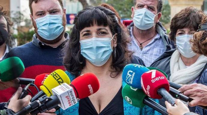 Teresa Rodríguez, en la puertas del Parlamento de Andalucía.