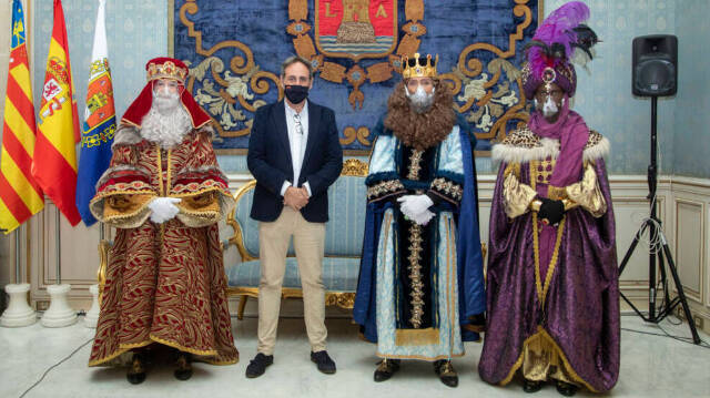 El concejal de Fiestas de Alicante, Manolo Jiménez, junto a SSMM los Reyes Magos