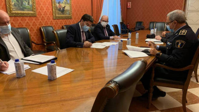 La reunión ha dejado esta imagen con sillas vacías, donde se denota la ausencia de la Subdelegada y representantes de Guardia Civil y Policía Nacional