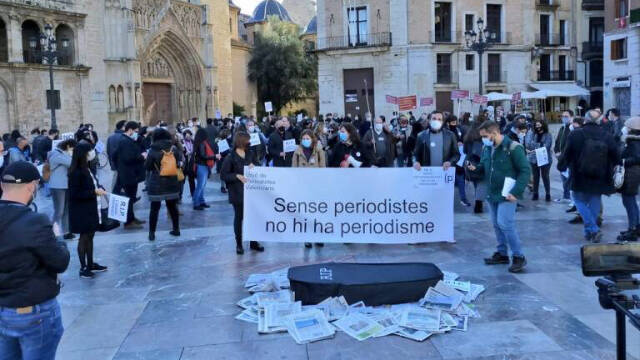Periodistas protestan contra los despidos en medios y la precariedad laboral en Valencia