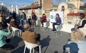 Las promesas del 'fenómeno pop' Fanjul ante la plana mayor del PP valenciano