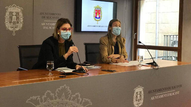 La concejala de Desarrollo, Mª Caremen de España, y la edil de Hacienda, Lidia López, durante la presentación de las ayudas