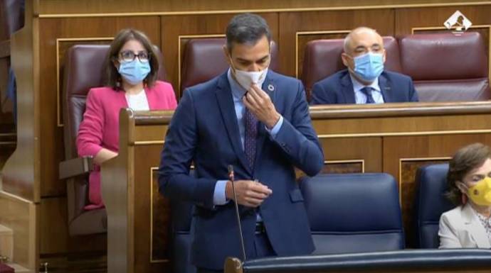 Sánchez se toca la mascarilla en uno de los últimos plenos en el Congreso.