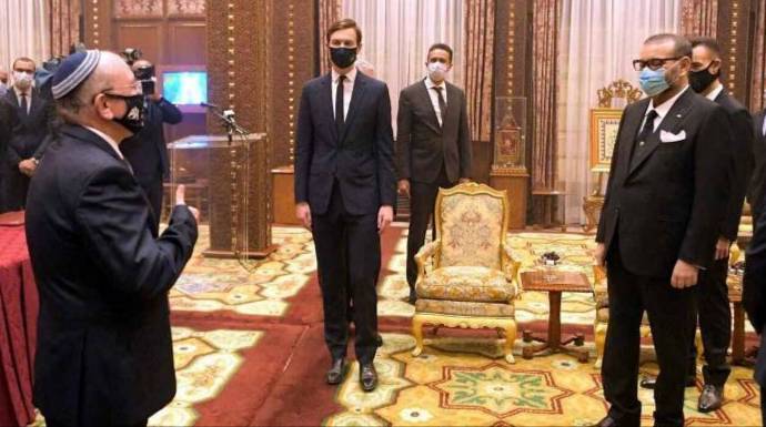 El Rey de Marruecos, con el enviado de Israel y el yerno de Trump. en Rabat, este miércoles.