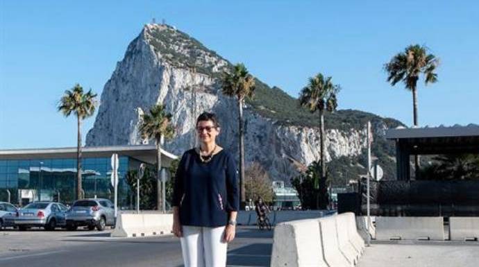 La ministra de Exteriores, posando en Gibraltar.