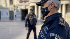 Valencia prohibe el uso de mascarillas con la bandera de España a los policías